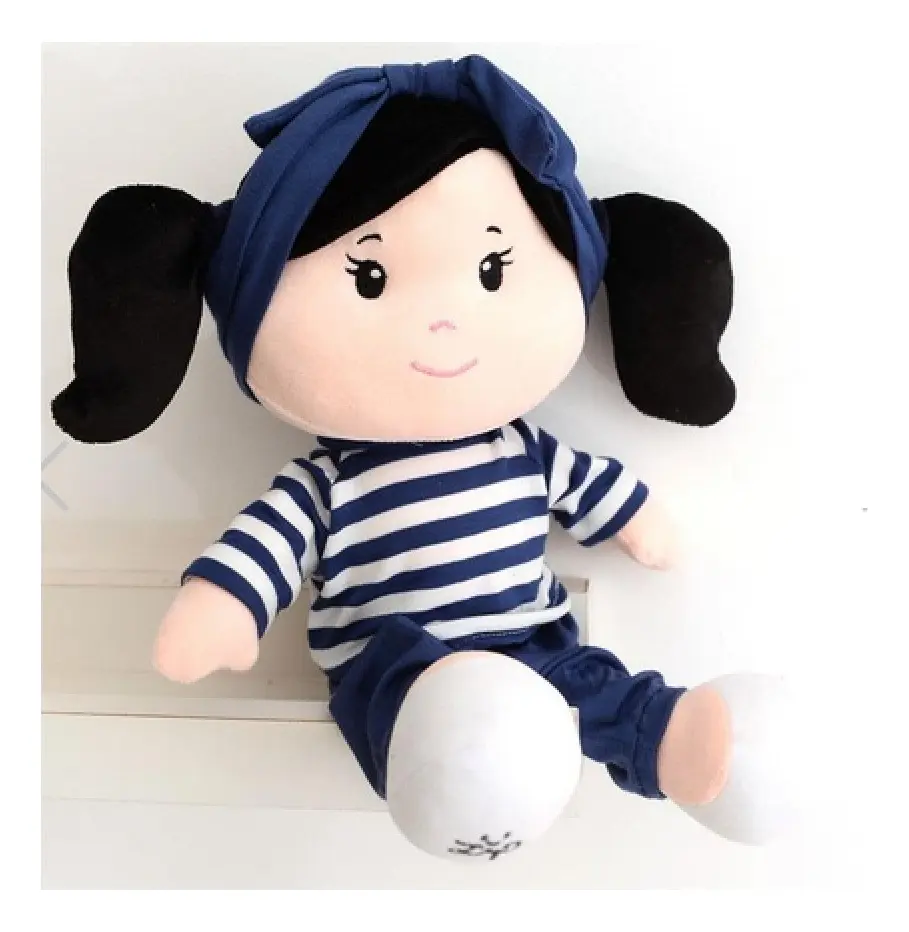 Boneca de Pelúcia Anaju com cabelo preto e roupa listrada